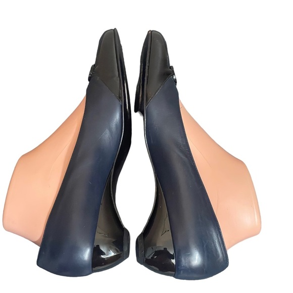 Salvatore Ferragamo Boutique
navy blue leather pumps 1.5 in.
heel. Women's 7.5 B - Picture 5 of 16
